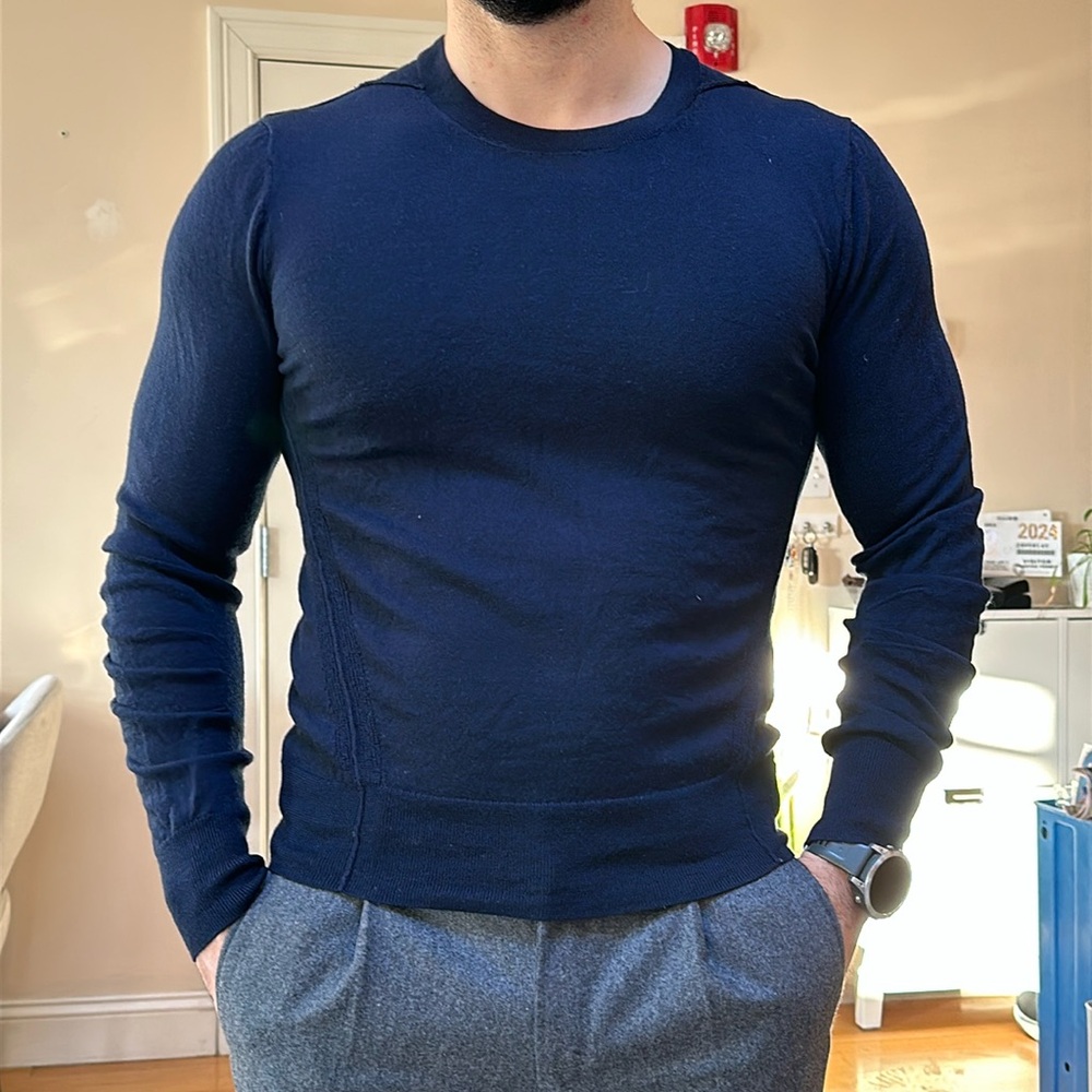Burberry check merino wool sweater in excellent condition! Navy blue!
